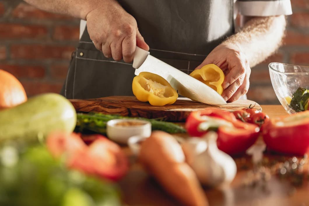 Prato sendo finalizado na cozinha do restaurante